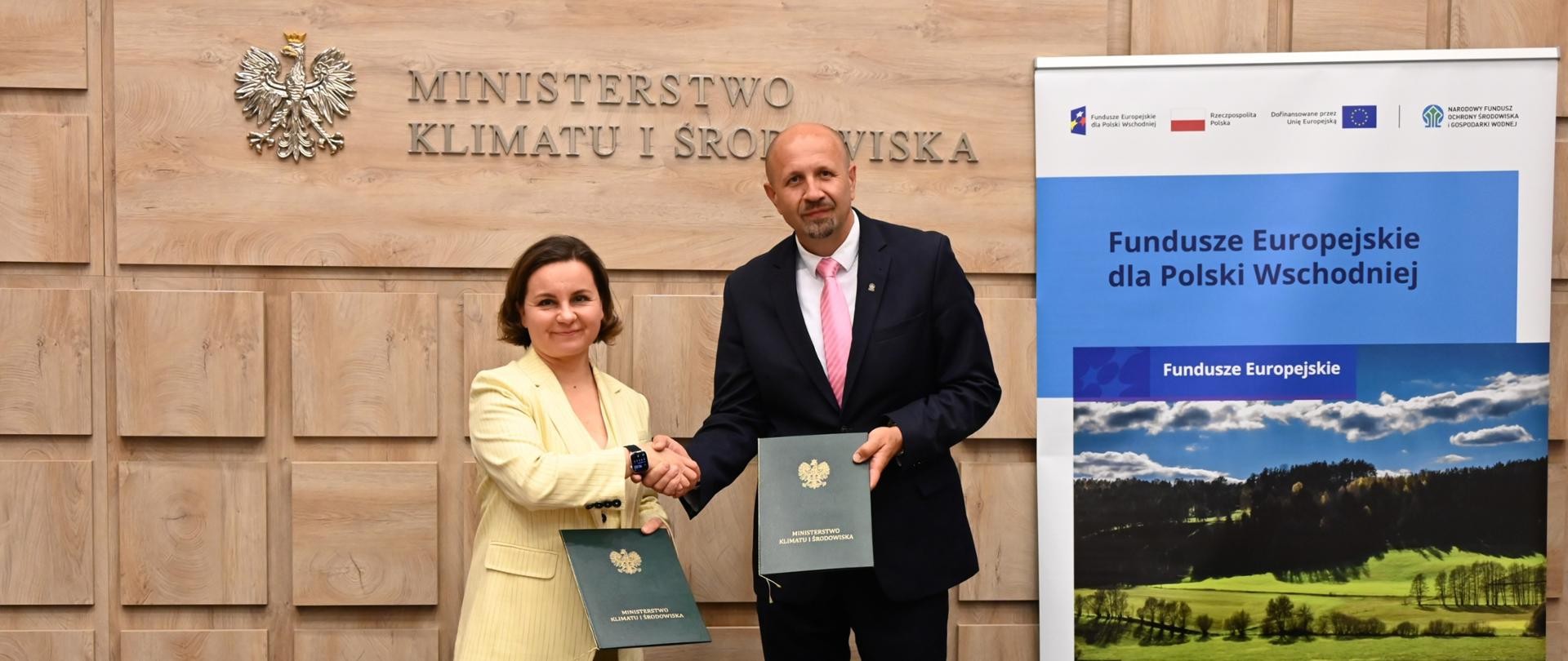 Wiceministra klimatu i środowiska Urszula Zielińska oraz prezes NFOŚiGW Robert Gajda podczas podpisania umowy na projekt adaptacyjny dla miast Polski Wschodniej w ramach programu Fundusze Europejskie dla Polski Wschodniej.
